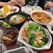 中国人在饮酒时常常会选择什么类型的饮料搭配他们的菜肴和主食？