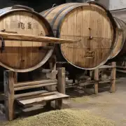中国传统白酒生产中使用了哪些工具或设备来帮助完成酿造的过程？这些工具或设备包括了什么功能或是特点？