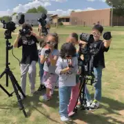 这些孩子是在哪里拍摄这些视频的？他们是谁？