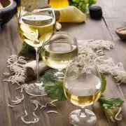 白酒是指用米面等粮食酿造而成的一种酒类不说酒精度数和口感了您具体想了解哪些方面的内容呢?